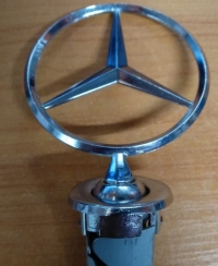 Значок передний W124 Mercedes Benz W124